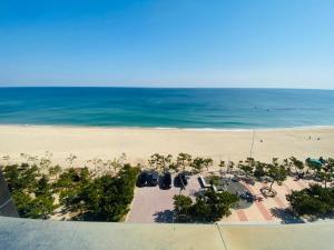 eine Luftansicht auf einen Strand mit Stühlen und das Meer in der Unterkunft 안목을높이다 펜션 in Kyŏnso