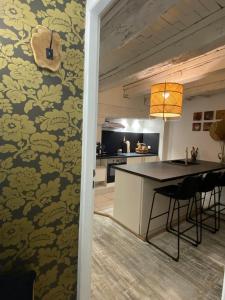 eine Küche mit Tisch und Stühlen in einem Zimmer in der Unterkunft La source, maison de ville vieux Périgueux in Périgueux + 27 Fotos