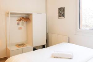 En eller flere senge i et værelse på Bright studio in Pantin perfect for couples