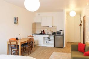 Køkken eller tekøkken på Bright studio in Pantin perfect for couples