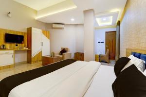 Giường trong phòng chung tại Hotel O by OYO REFRESH INN & SUITES