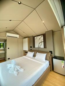 En eller flere senge i et værelse på รามโรมวัลเลย์รีสอร์ท Ramrom Valley Resort + 16 billeder