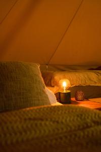 En eller flere senge i et værelse på Glamping belltent in het groen