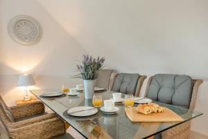 a dining room with a glass table and chairs at 2 Bed in Duddlestone oc-q34588 in Duddlestone