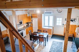 een keuken en eetkamer met een tafel en stoelen bij Mökki maaseudulla  +3 foto's