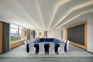 Khu vực hỗ trợ khách đi công tác/phòng hội thảo tại Fairfield by Marriott Qingdao West Coast