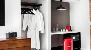 ein Badezimmer mit weißer Kleidung, die an einer Wand hängt in der Unterkunft The George Montclair in Montclair