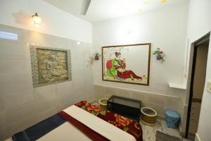 ein kleines Badezimmer mit Werbung für Werbungosateosateosateosateosateosateosateosate in der Unterkunft L G Guest House in Jodhpur