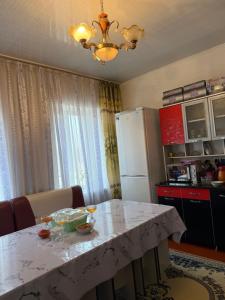 Køkken eller tekøkken på Tilek Guest House