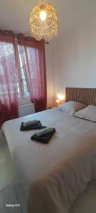 En eller flere senge i et værelse på Le petit gîte de la butte