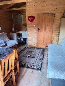- une chambre avec un lit et une porte dans l'établissement Domki letniskowe "Barbarki" Solina 99, à Solina