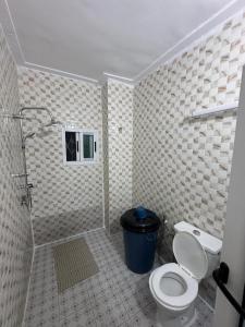 アビジャンにあるAKAWABA Residenceのバスルーム(トイレ、シャワー、ゴミ箱付)