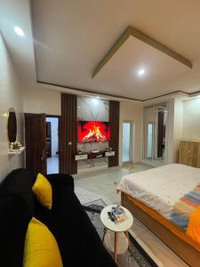 アビジャンにあるAKAWABA Residenceのベッドルーム1室(ベッド1台付)、暖炉