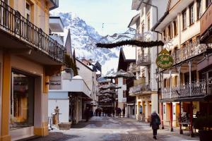 een persoon die door een straat loopt met een berg op de achtergrond bij Titlis Studio Engelberg with Balcony great View in Engelberg
