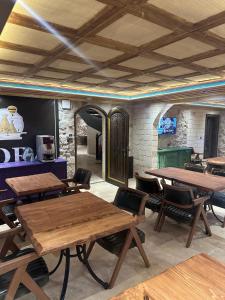 een eetkamer met houten tafels en stoelen bij Nora Inn Cappadocia in Uchisar