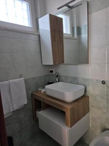 un bagno con un lavandino bianco e uno specchio di Aurora Residence a Roma