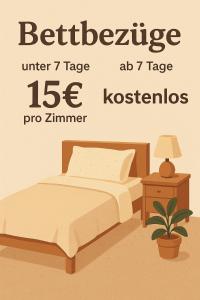 une chambre avec un lit et une table à baldaquin dans l'établissement Twiste Retreat 126, à Bad Arolsen