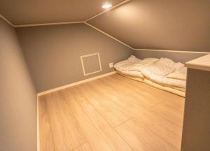 En eller flere senge i et værelse på BASK HOTA - Vacation STAY 73778v