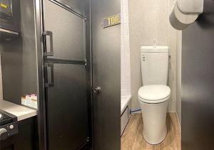 een kleine badkamer met toilet en wastafel bij BASE 1901 - Vacation STAY 88754v in Minamiboso +14 foto's