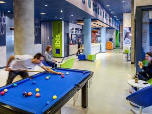een man die een potje pool speelt in een winkelcentrum bij ibis budget Sorocaba in Sorocaba