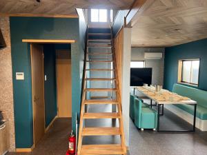 een ladder naar een kamer met een tafel bij BOTH ISUMI - Vacation STAY 06892v in Isumi