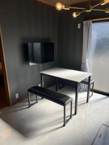 - une table et un banc dans une chambre avec une télévision dans l'établissement BOTH ISUMI - Vacation STAY 06928v, à Isumi 5 autres photos