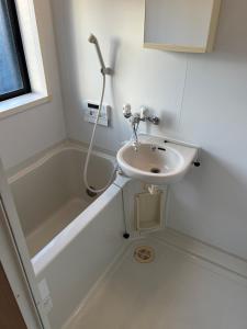 une salle de bains avec lavabo et baignoire dans l'établissement BOTH ISUMI - Vacation STAY 06928v, à Isumi