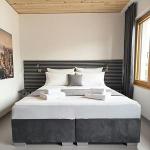 En eller flere senge i et værelse på RS Apartments