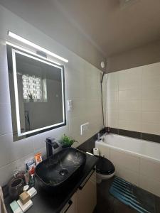 Et badeværelse på LUX CENTRAL APARTMAN WITH FRee PRIVATE PARKING + 5 billeder