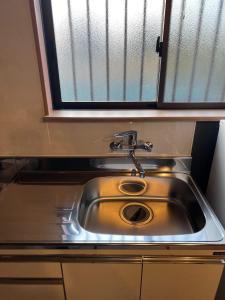 een roestvrijstalen wastafel in een keuken met een raam bij BOTH ISUMI - Vacation STAY 06710v in Isumi
