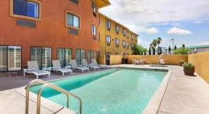 een zwembad voor een gebouw bij Best Western Plus Safford in Safford