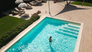 einen Blick über eine Person in einem Pool in der Unterkunft Hotel Globo in Formigine