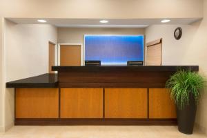 uma vista para uma sala de espera com um ecrã de projecção em Amerivu Inn and Suites em Grand Forks