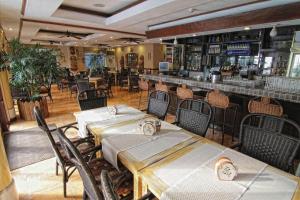 En restaurant eller et andet spisested på Subic Park Hotel