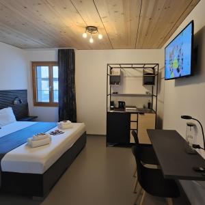 En eller flere senge i et værelse på RS Apartments