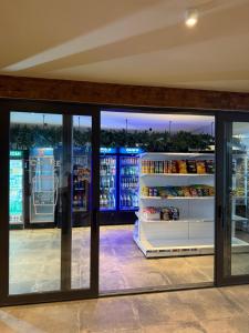 een voorraadkast met glazen deuren en koelkasten bij Apartment ALPINE by Atrium, New Gudauri in Goedaoeri