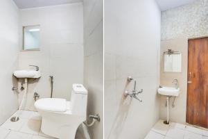 ein Badezimmer mit Toilette und Waschbecken in der Unterkunft Hotel O Heritage Inn in Prayagraj + 22 Fotos