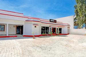 ein Geschäft mit einem Schild an der Vorderseite in der Unterkunft Hotel O Heritage Inn in Prayagraj