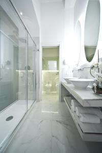 A bathroom at WhiteHouse