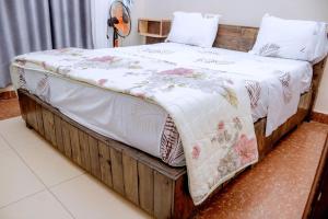 En eller flere senge i et værelse på BC Empire Luxury Guest House