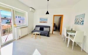 een woonkamer met een bank en een tafel bij Apartmani Cassiopeia in Murine