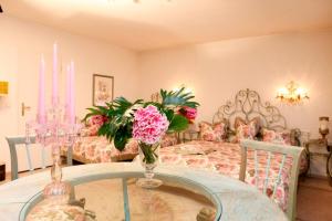 a room with a bed and a table with flowers at Seibel's Park Hotel in Munich