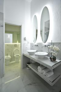 A bathroom at WhiteHouse