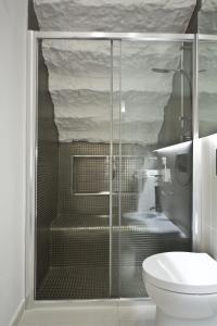A bathroom at WhiteHouse