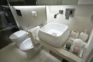 A bathroom at WhiteHouse