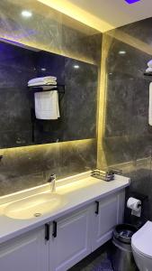 un bagno con lavandino, specchio e WC di Park Milano Hotel a Smirne Altre 13 foto