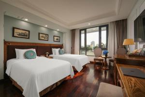 een hotelkamer met twee bedden en een raam bij Hanoi Pearl Hotel in Hanoi
