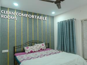 a bedroom with a bed and a sign that reads clean comfortable rooms at Hotel Ansh Har Regency in Vidisha