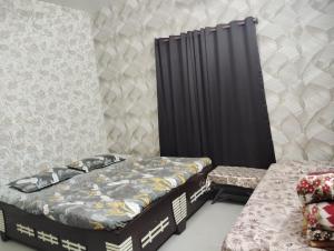 En eller flere senge i et værelse på Vardaan Paying Guest House