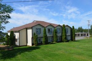 ein Haus mit einem grünen und weißen Haus in der Unterkunft Mount Peyton Resort & Conference Centre in Grand Falls -Windsor